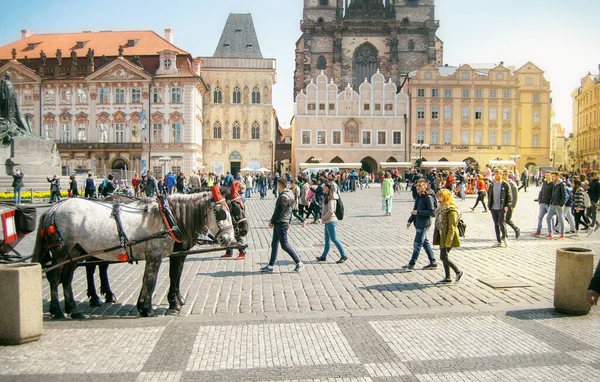 Praga República Checa Abril 2015 Turistas Lugareños Caminando Por Plaza — Foto de Stock