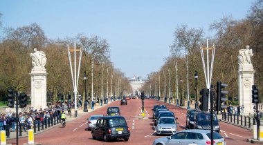 Buckingham Sarayı yakınlarındaki alışveriş merkezi yolu, Londra.