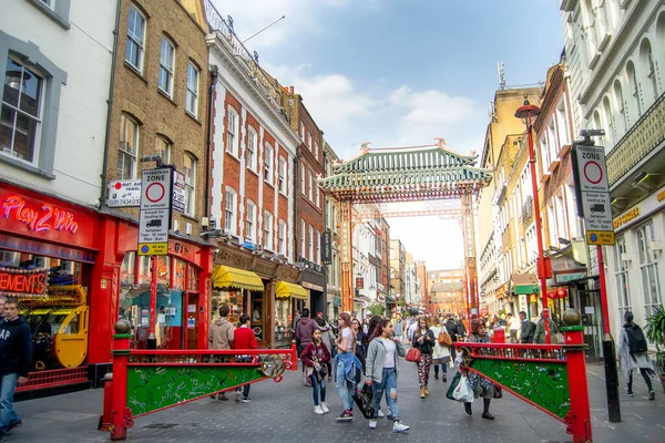 Massor av turister och shoppare i Chinatown, London — Stockfoto