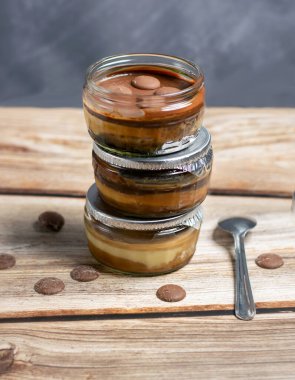 Çikolatalı puding, çikolata düğmeli..