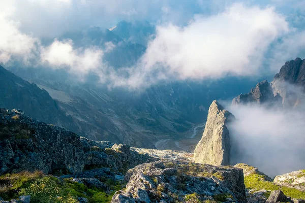 Slovakya 'daki High Tatras. Lomnicky Tepesinden Görünüm.
