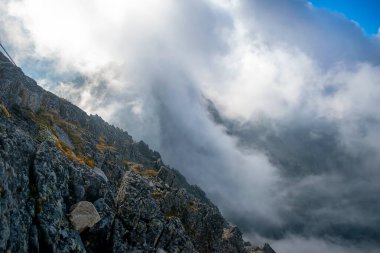 Bulutların üstünde. Dağın tepesinden bak.
