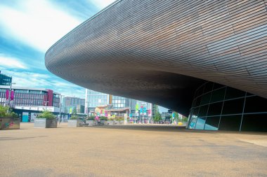 LONDON, İngiltere - 2 Haziran 2020: Londra Sucul Merkezi Londra 'nın Stratford kentindeki Queen Elizabeth Park' ta yakın çekim detay görüntüsü.