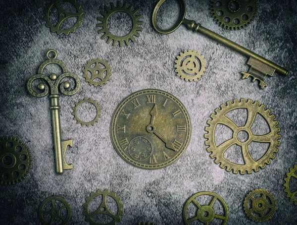 Imagen estilo Steampunk con un reloj, llaves, engranajes y engranajes. —  Fotos de Stock