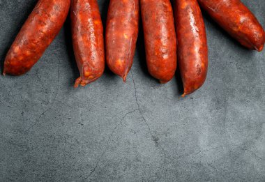 Gri kayalıklarda Chorizo sosisleri