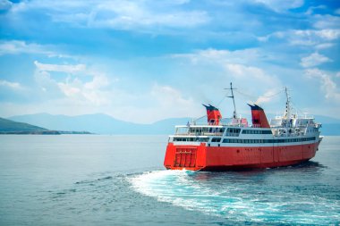 Denizde giden kırmızı feribot.. 
