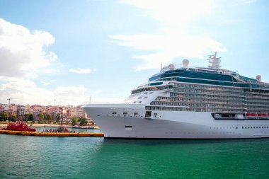 Denizde büyük lüks beyaz bir yat.. 