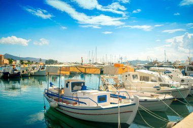 Yunanistan 'da bir marinada demirli tekneler