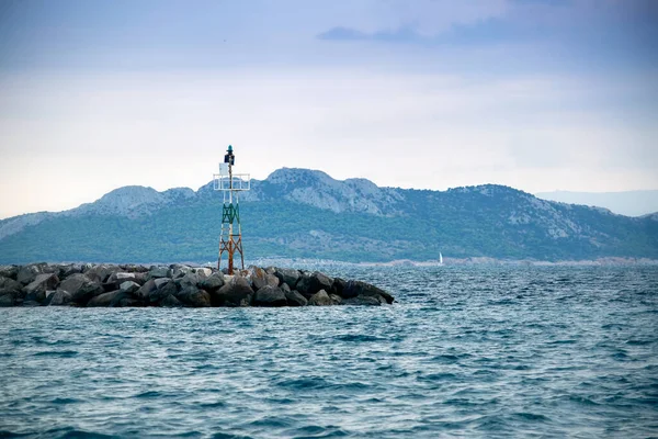 Torre de luz enferrujada no mar Mediterrâneo na Grécia — Fotografia de Stock