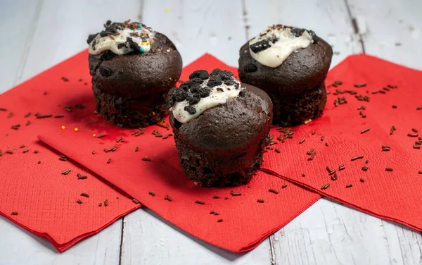 Muffins de chocolate com creme e polvilhas de chocolate — Fotografia de Stock