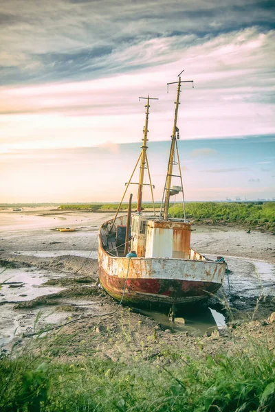 Verlaten oude boot aan de oevers van een rivier — Stockfoto