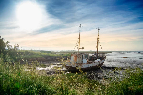 Verlaten oude boot aan de oevers van een rivier — Stockfoto