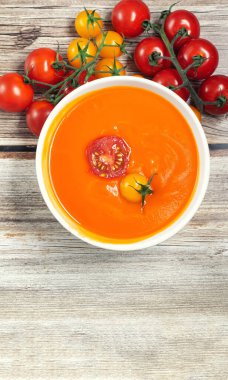 Taze kiraz domatesli domates çorbası.