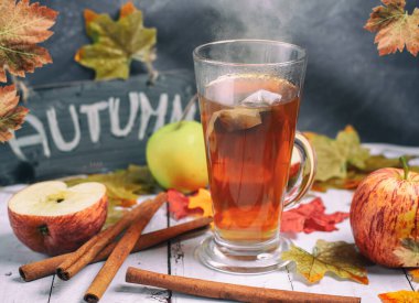 Sonbahar zamanı elma ve tarçın çayı