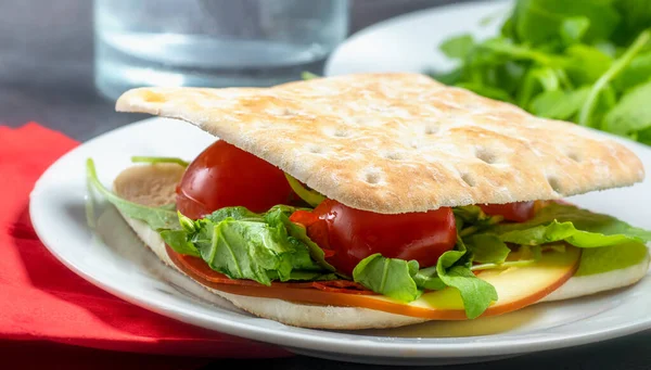 Queijo de fatia fina e sanduíche de salada em um prato — Fotografia de Stock