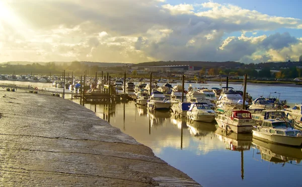 Fluss und Boote — Stockfoto