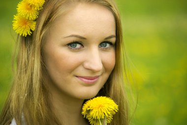 çiçekli güzel kız