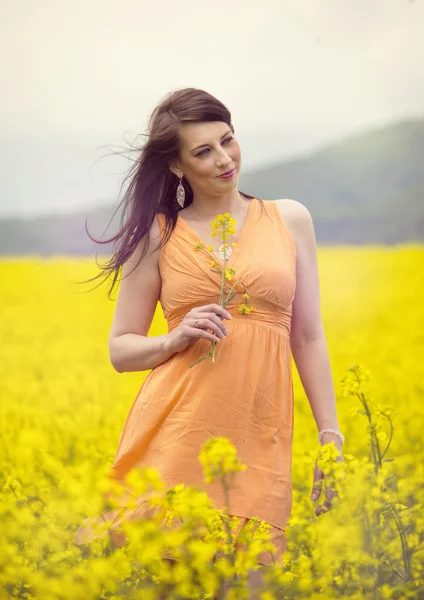Mooie vrouw op een bloem veld — Stockfoto