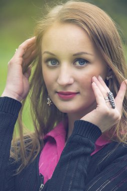 Güzel bir genç kadının portresi.