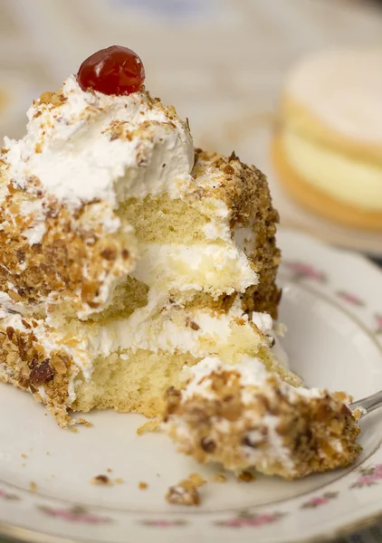 Gâteau à la crème avec cerise sur le dessus — Photo