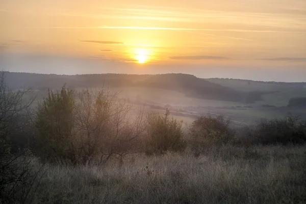 Coucher de soleil sur la campagne — Photo