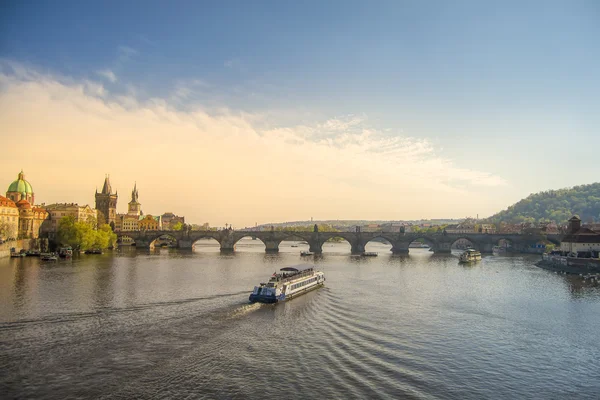 Río Moldava y puente de Carlos, Praga — Foto de Stock