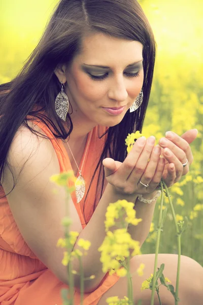 Hermosa mujer con flores amarillas — Foto de Stock