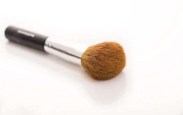 Escova de maquiagem no fundo branco — Fotografia de Stock