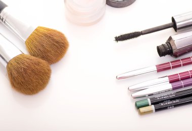 çeşitli makyaj ürünleri