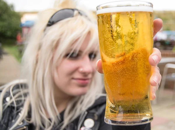 Femme élevant une pinte de bière Images De Stock Libres De Droits