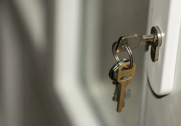 Clés de maison dans une serrure Photo De Stock