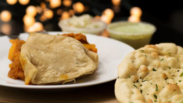 Aloo chaat with naan bread — Stock Photo, Image