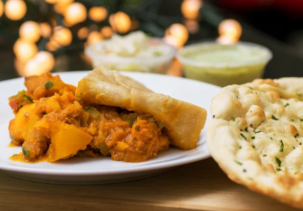 Aloo chaat with naan bread — Stock Photo, Image