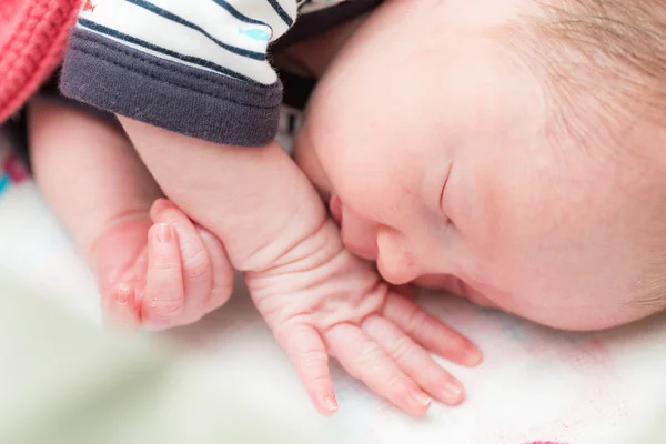 Newborn 8 days old baby sleeping in the crib — Stock fotografie