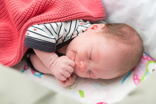 Neugeborenes 8 Tage altes Baby schläft im Kinderbett — Stockfoto