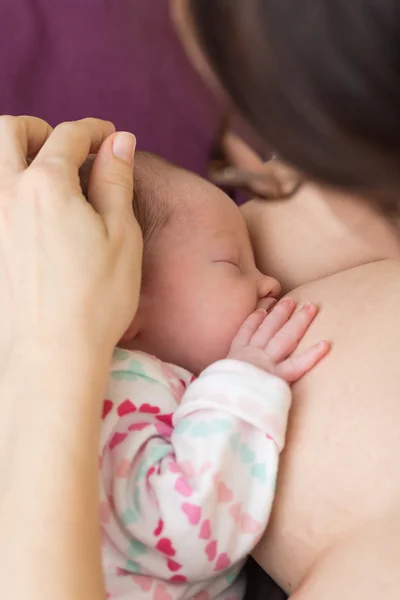 Bébé fille pendant l'allaitement — Photo