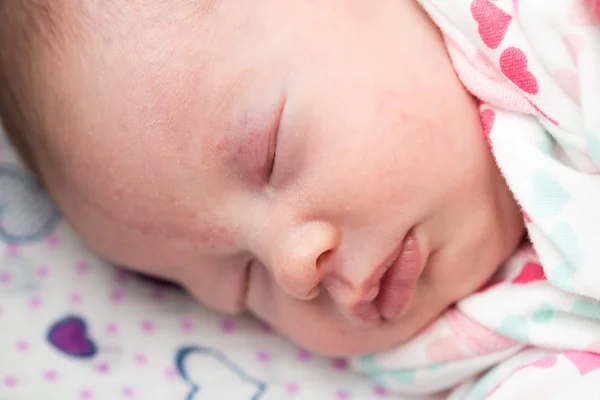 Yeni doğmuş bir bebek beşiğinde uyuyan closeup