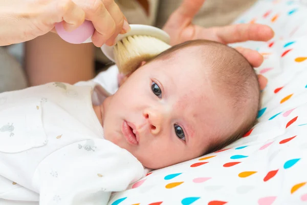 Porträt eines neugeborenen Babys, das in die Kamera blickt — Stockfoto