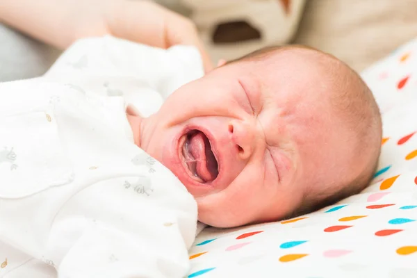 Nouveau-né hurlant de douleur avec des coliques — Photo