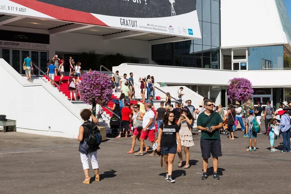 İnsanların önünde Cannes Film Festivali tiyatro, dikişli bir panorama
