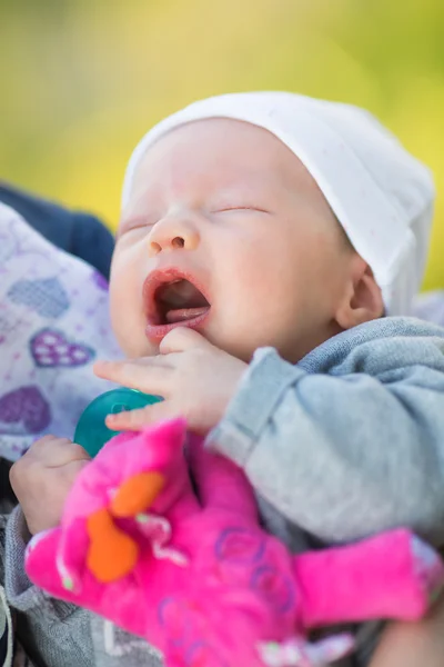 Novorozeně brečí, trpící dítě kolika bolesti — Stock fotografie