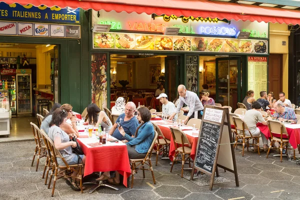 Mensen dineren in het restaurant op de straat van de mooie stad — Stockfoto