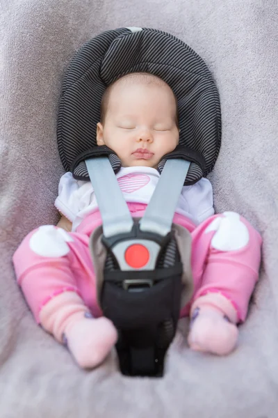 Nouveau-né bébé fille assis dans un siège d'auto — Photo