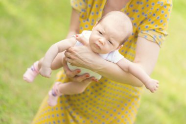 Yeni doğan bebek kızı ile oynarken annesi
