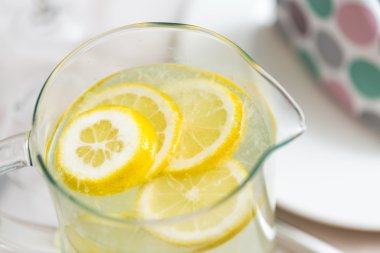 Akşam yemeği masaya servis limonata sürahi