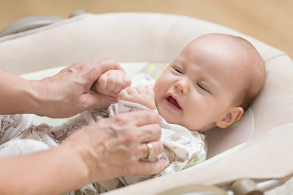 Abuela jugando con su nieta recién nacida — Foto de Stock