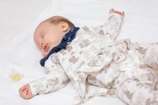 Neugeborenes Mädchen schlafend auf dem Bett auf dem Rücken, müde; mit h — Stockfoto
