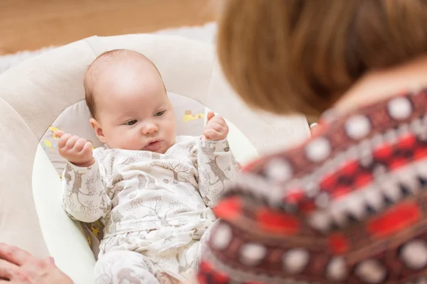 Oma spielt mit ihrer neugeborenen Enkelin — Stockfoto