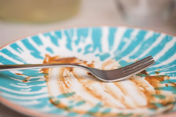 Pasta çatal ile artık mavi tabakta yemek kırıntısı — Stok fotoğraf