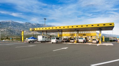 Tifon benzin istasyonu Velebit dağ içinde belgili tanımlık geçmiş ile Zagreb-Split karayolu üzerinde